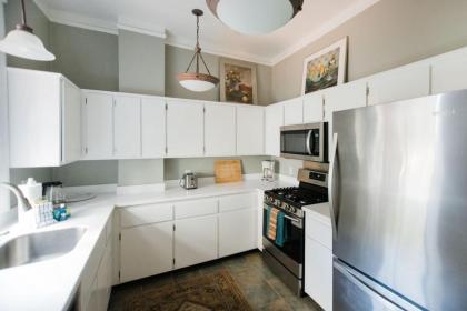 Luxurious Townhome on Lincoln & York by Lucky Savannah - image 14