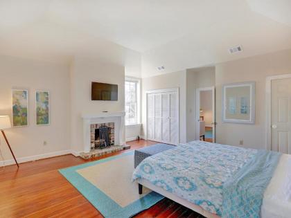 Heated Pool Access Flex Cancelation Spacious Apartment in Downtown Savannah - image 17