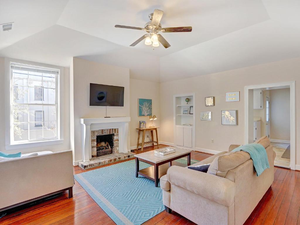 Heated Pool Access Flex Cancelation Spacious Apartment in Downtown Savannah - image 2