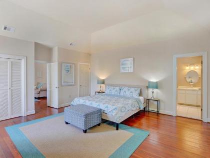 Heated Pool Access Flex Cancelation Spacious Apartment in Downtown Savannah - image 6