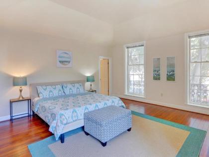 Heated Pool Access Flex Cancelation Spacious Apartment in Downtown Savannah - image 7