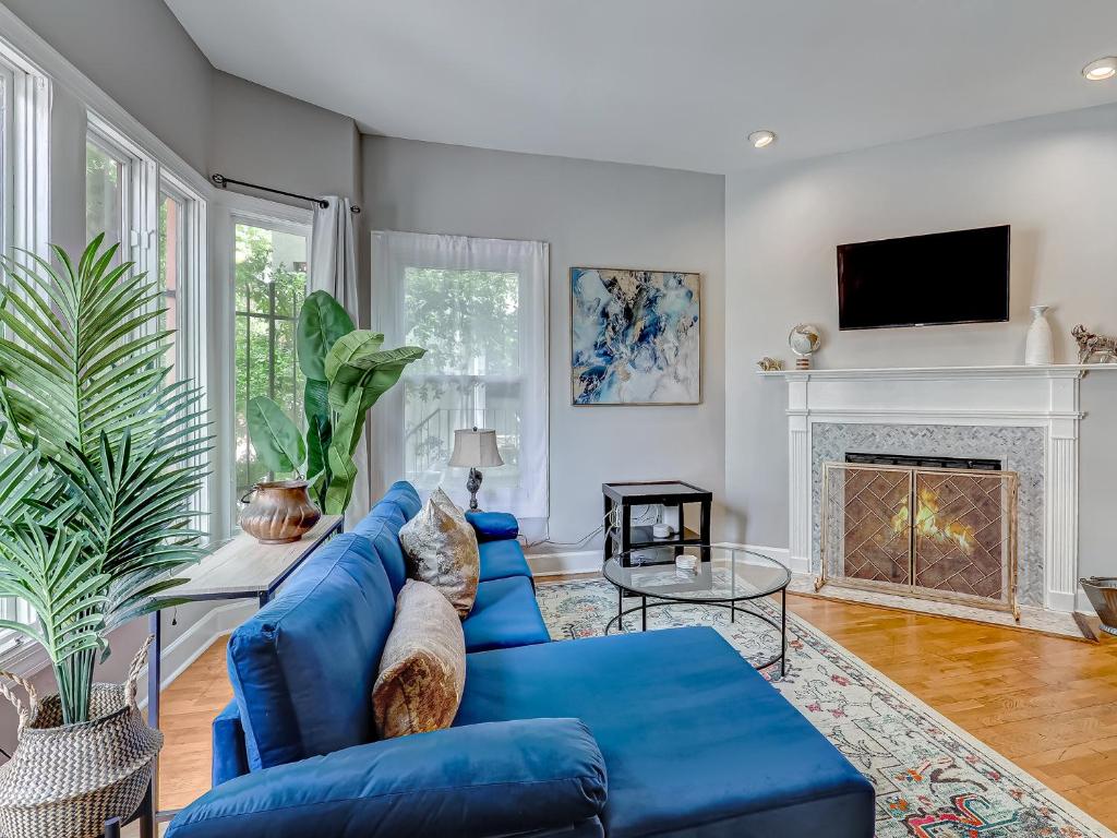 Brand New Listing! Heated Pool Access! Main House 2 blocks from Forsyth Park! - image 6