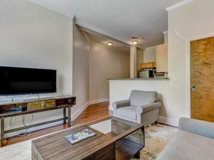 Brand New Listing! Heated Pool Access Walk Everywhere in Historic Savannah - image 5