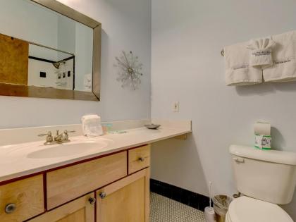 Brand New Listing! Heated Pool Access Walk Everywhere in Historic Savannah - image 10