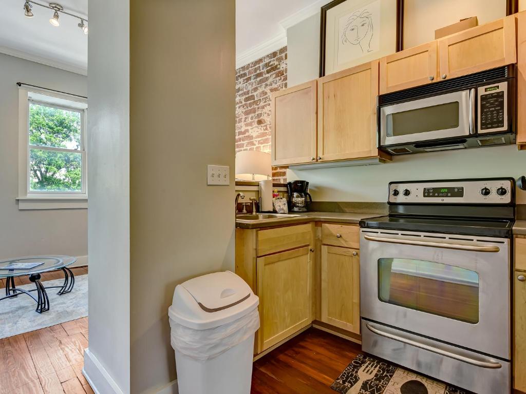 Brand New Listing! Heated Pool Access Walk Everywhere in Historic Savannah - image 5