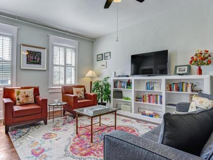 One Bed Downtown Home with Heated Pool Access Savannah Georgia