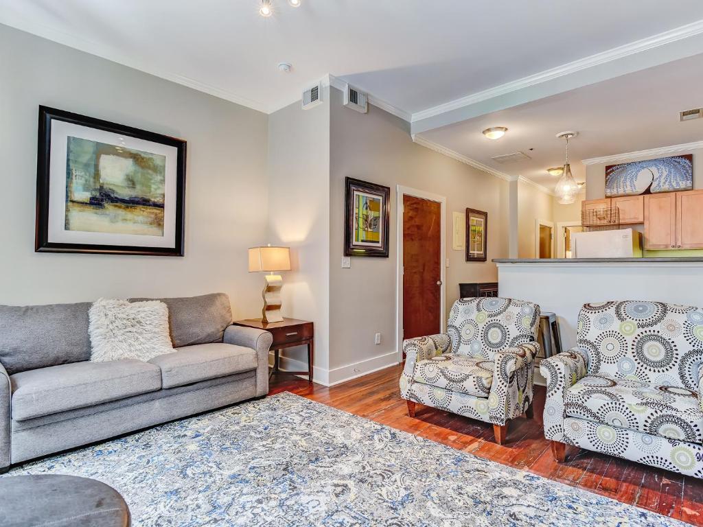 Brand New Listing! Heated Pool Access Walk Everywhere in Historic Savannah - main image