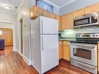 Brand New Listing! Heated Pool Access Walk Everywhere in Historic Savannah - image 8