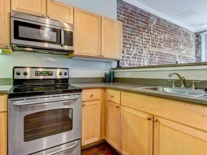 Brand New Listing! Heated Pool Access Walk Everywhere in Historic Savannah - image 9
