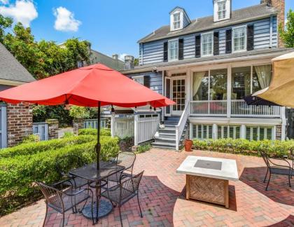 Historic Home Overlooking Emmet Park and Savannah River Private Parking Heated Pool Access Georgia