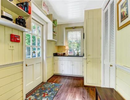 Historic Home Overlooking Emmet Park and Savannah River Private Parking Heated Pool Access - image 16