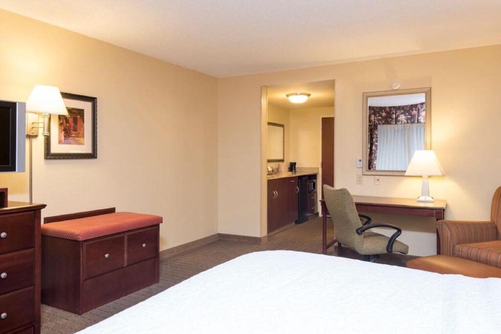 Hampton Inn Schenectady - image 3