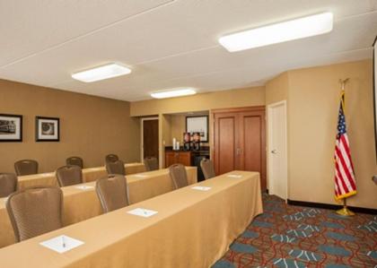 Hampton Inn Chicago-O'Hare International Airport - image 21