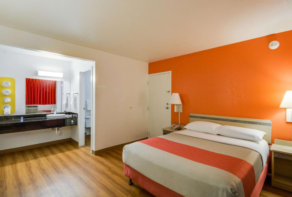 Motel 6-Schiller Park IL - Chicago O'Hare - image 6