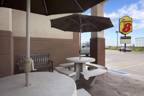 Super 8 by Wyndham Scottsbluff - image 3