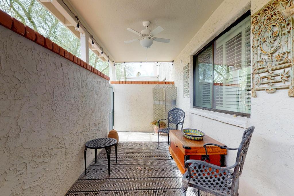 Scottsdale In-Town Villa - image 4