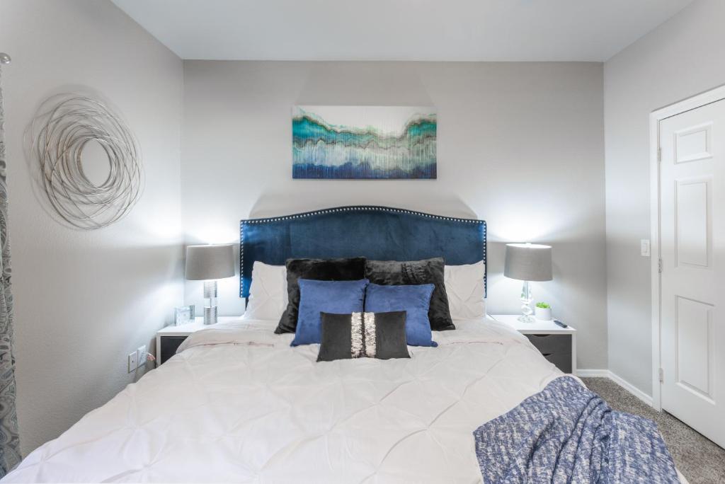 Mayo 2 miles - Kierland & Scottsdale Quarter 3 miles -Hulu Live TV-24 Hour Pool - main image