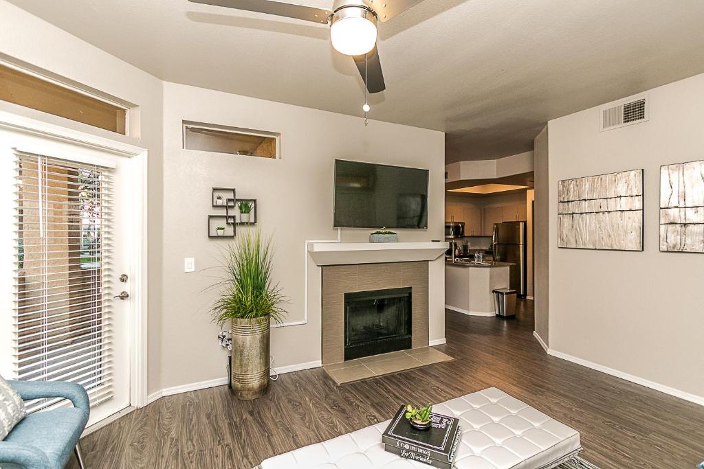 Mayo 2 miles - Kierland & Scottsdale Quarter 3 miles -Hulu Live TV-24 Hour Pool - image 3