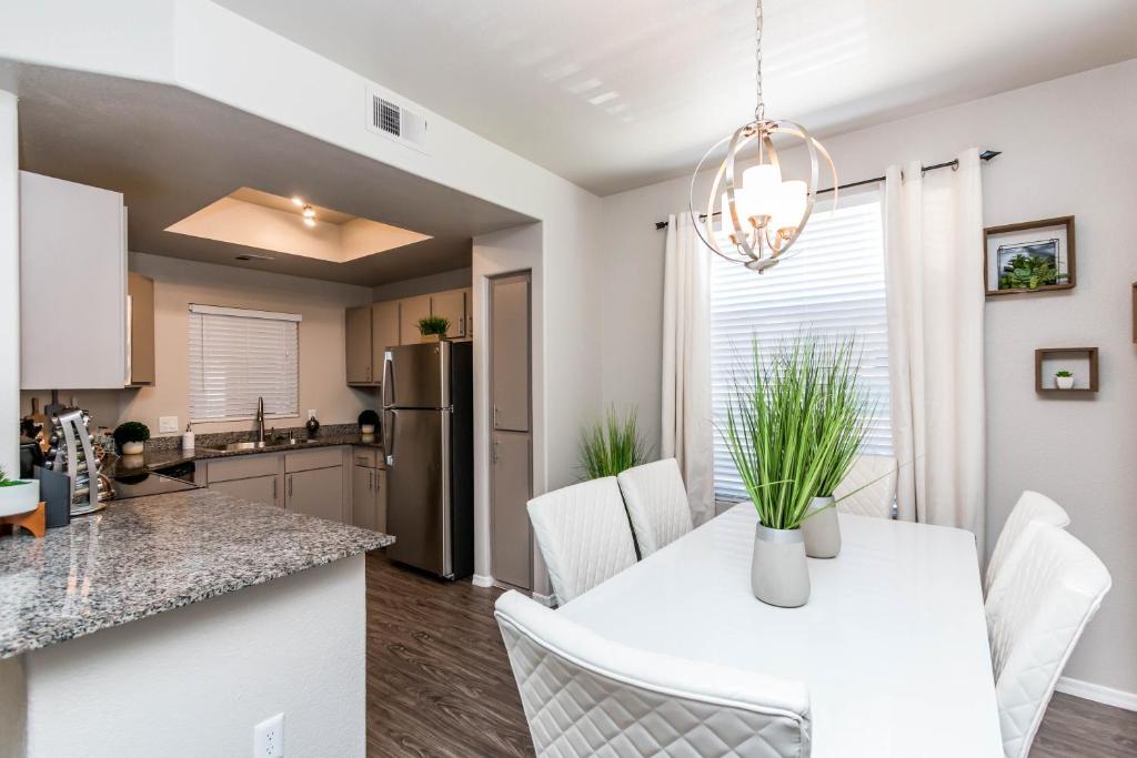 Mayo 2 miles-Hulu Live TV - 3 bedroom King-Close to Kierland and TPC with Parking - image 5