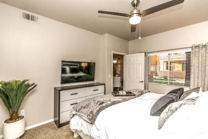 Mayo 2 miles - Kierland & Scottsdale Quarter 3 miles -Hulu Live TV-24 Hour Pool - image 5