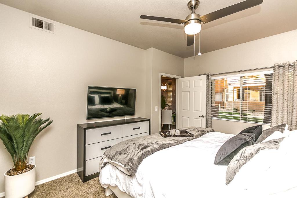 Mayo 2 miles - Kierland & Scottsdale Quarter 3 miles -Hulu Live TV-24 Hour Pool - image 5