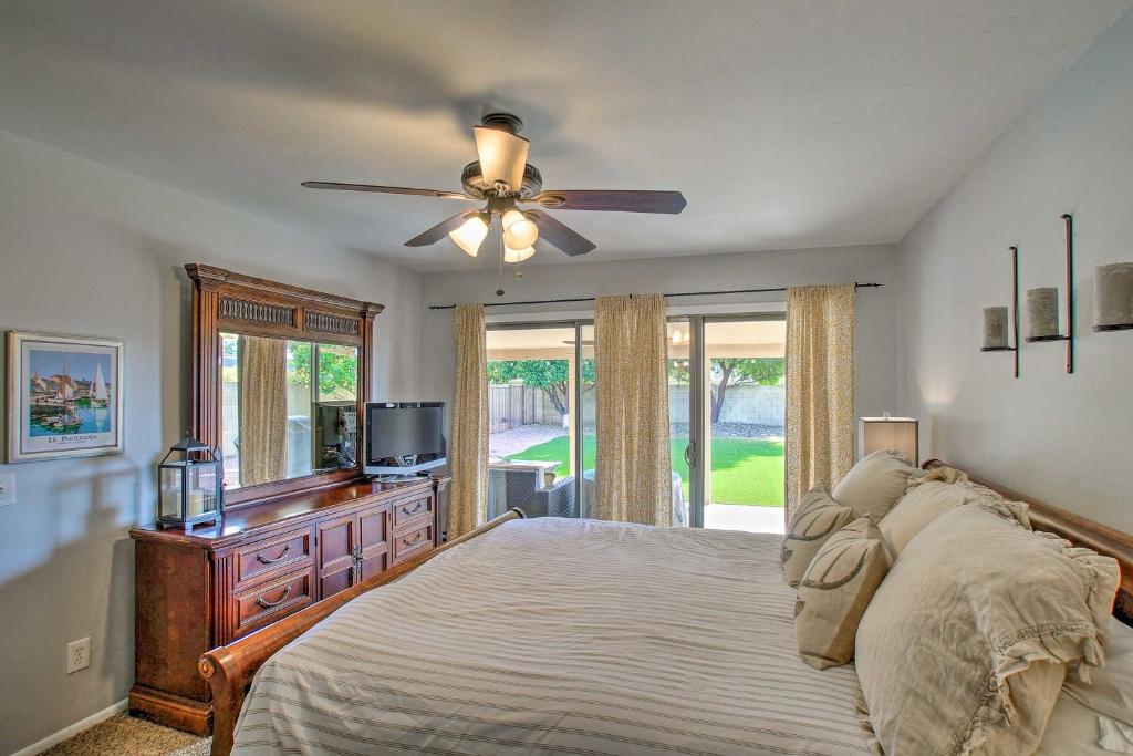 Colorful Home with Grill Less Than 4 Mi to Talking Stick Golf - image 4