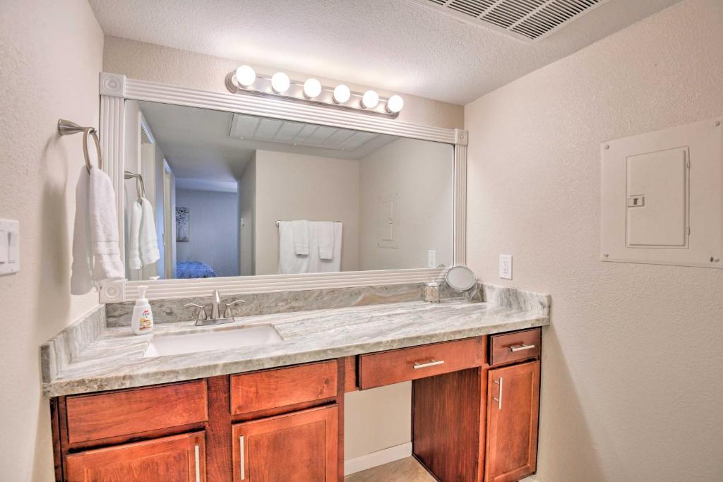 Condo with Tennis Court Less Than half Mi to Scottsdale Stadium - image 2