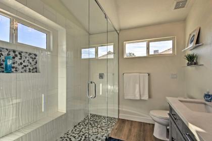 Luxe Scottsdale Abode with Outdoor Oasis 2Mi to Golf - image 3
