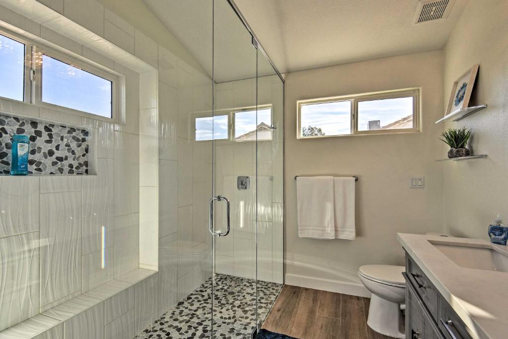 Luxe Scottsdale Abode with Outdoor Oasis 2Mi to Golf - image 3