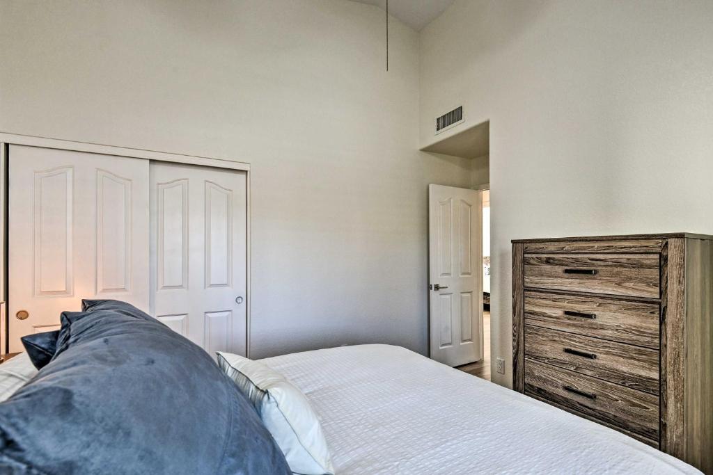 Luxe Scottsdale Abode with Outdoor Oasis 2Mi to Golf - image 5