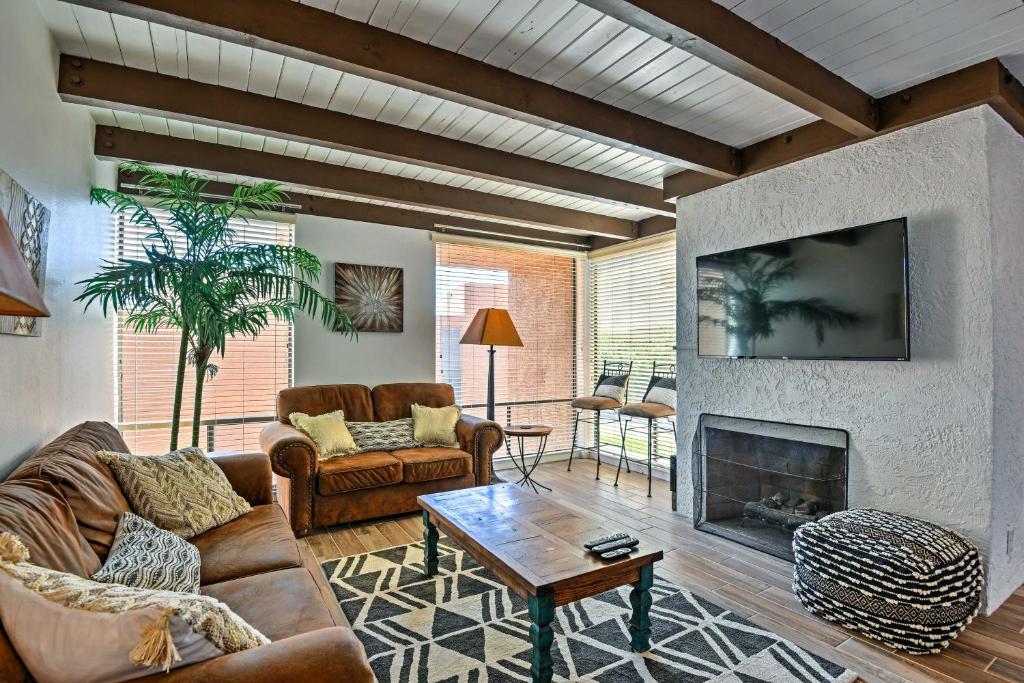 Stylish Condo with Pool and Lake 16 Mi to DT Phoenix! - main image