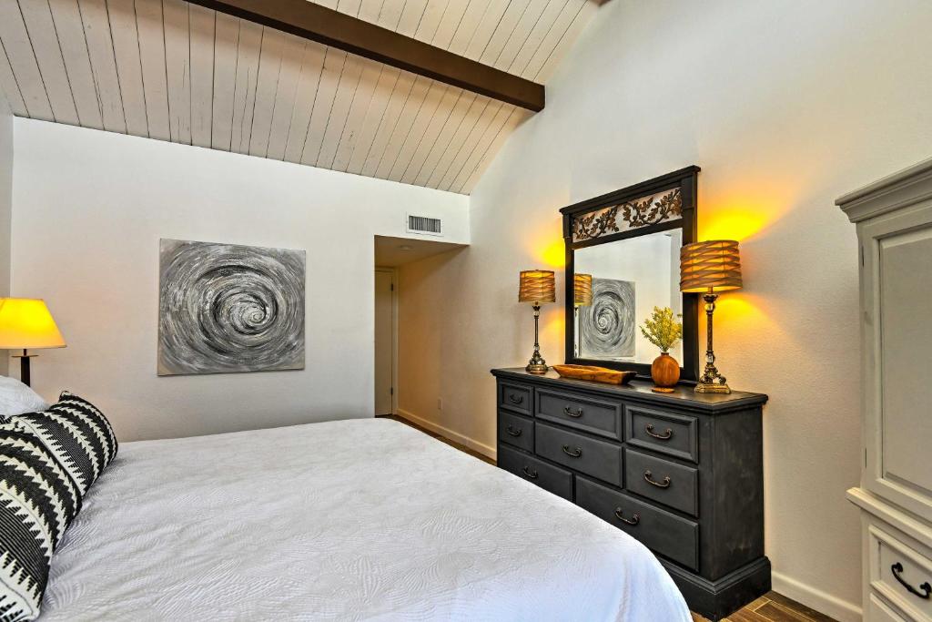 Stylish Condo with Pool and Lake 16 Mi to DT Phoenix! - image 6