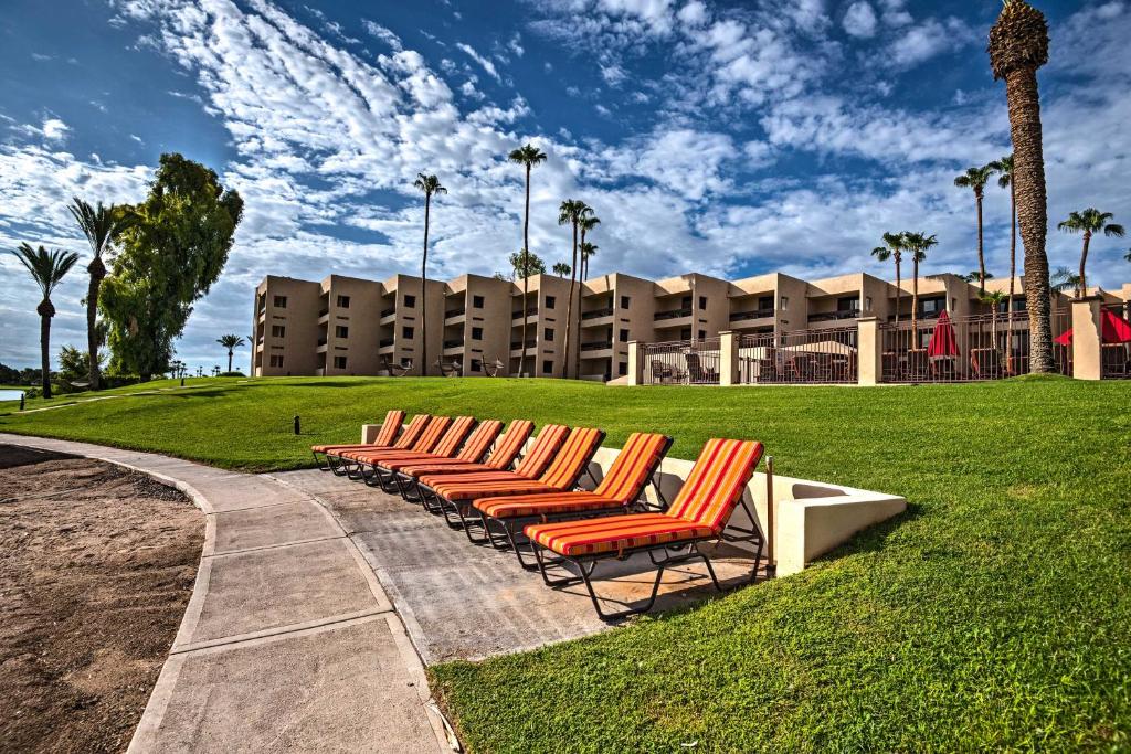 Stylish Condo with Pool and Lake 16 Mi to DT Phoenix! - image 7