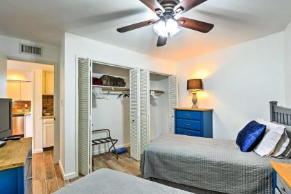 Stylish Condo with Pool and Lake 16 Mi to DT Phoenix! - image 9