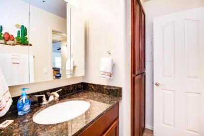 Beautiful Condo in Prime Scottsdale Location! - image 16
