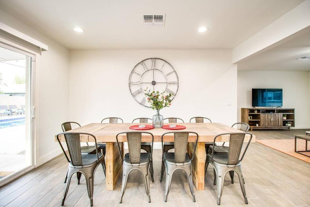 Amazing Modern Remodel Near Old Town with HEATED Pool - image 6