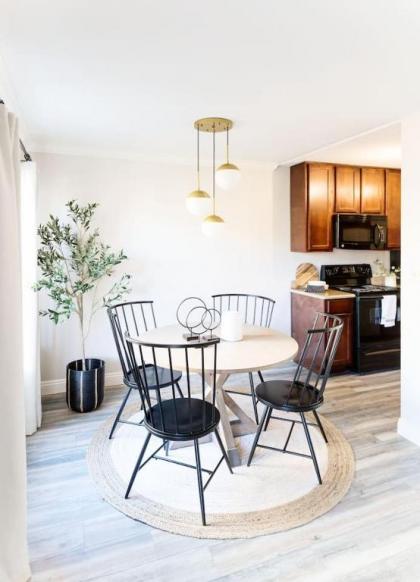 Stylish Old Town 2 bdrm ground floor Condo - image 4