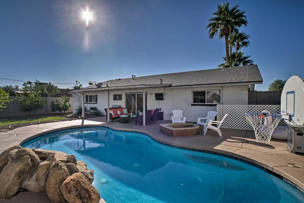 Modern Central Scottsdale Pad Golf and Relax! - main image