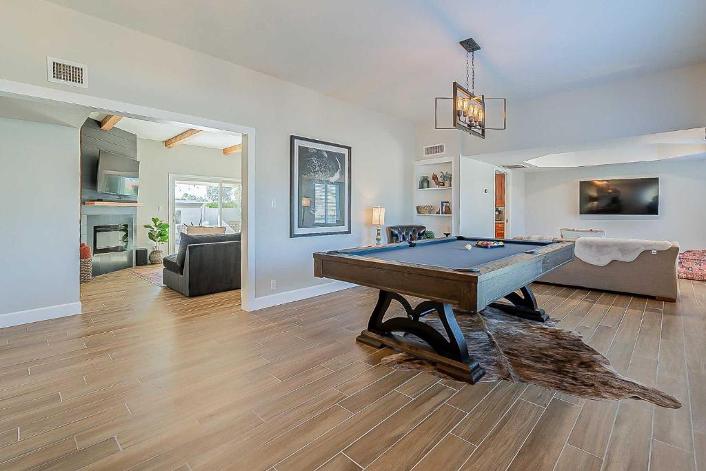 Private Adobe Home with Backyard Oasis in Scottsdale - image 3