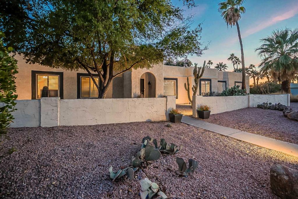 Private Adobe Home with Backyard Oasis in Scottsdale - image 4