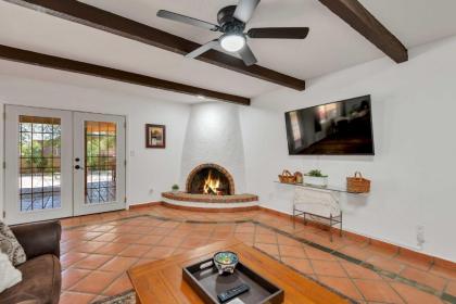 Stylish Scottsdale Home with Yard Pets Welcome - image 10