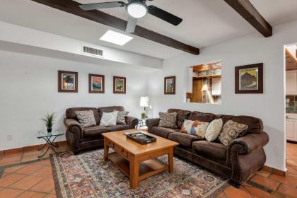 Stylish Scottsdale Home with Yard Pets Welcome - image 12