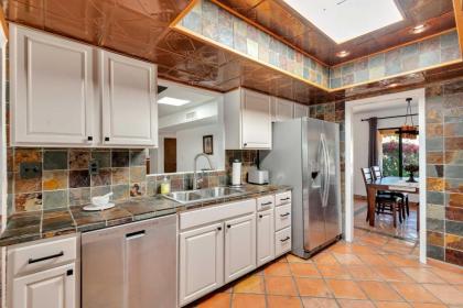 Stylish Scottsdale Home with Yard Pets Welcome - image 15
