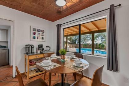 Stylish Scottsdale Home with Yard Pets Welcome - image 16