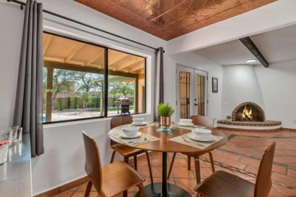 Stylish Scottsdale Home with Yard Pets Welcome - image 3