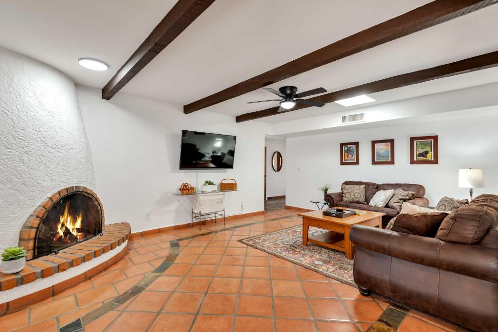 Stylish Scottsdale Home with Yard Pets Welcome - image 4
