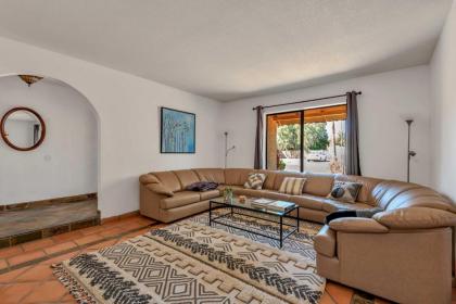 Stylish Scottsdale Home with Yard Pets Welcome - image 5