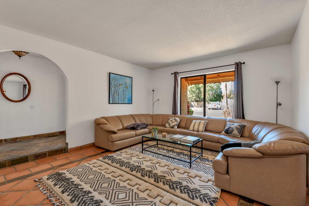 Stylish Scottsdale Home with Yard Pets Welcome - image 5