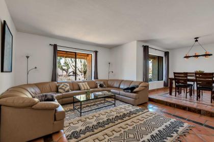 Stylish Scottsdale Home with Yard Pets Welcome - image 6