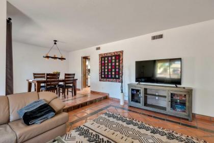 Stylish Scottsdale Home with Yard Pets Welcome - image 7
